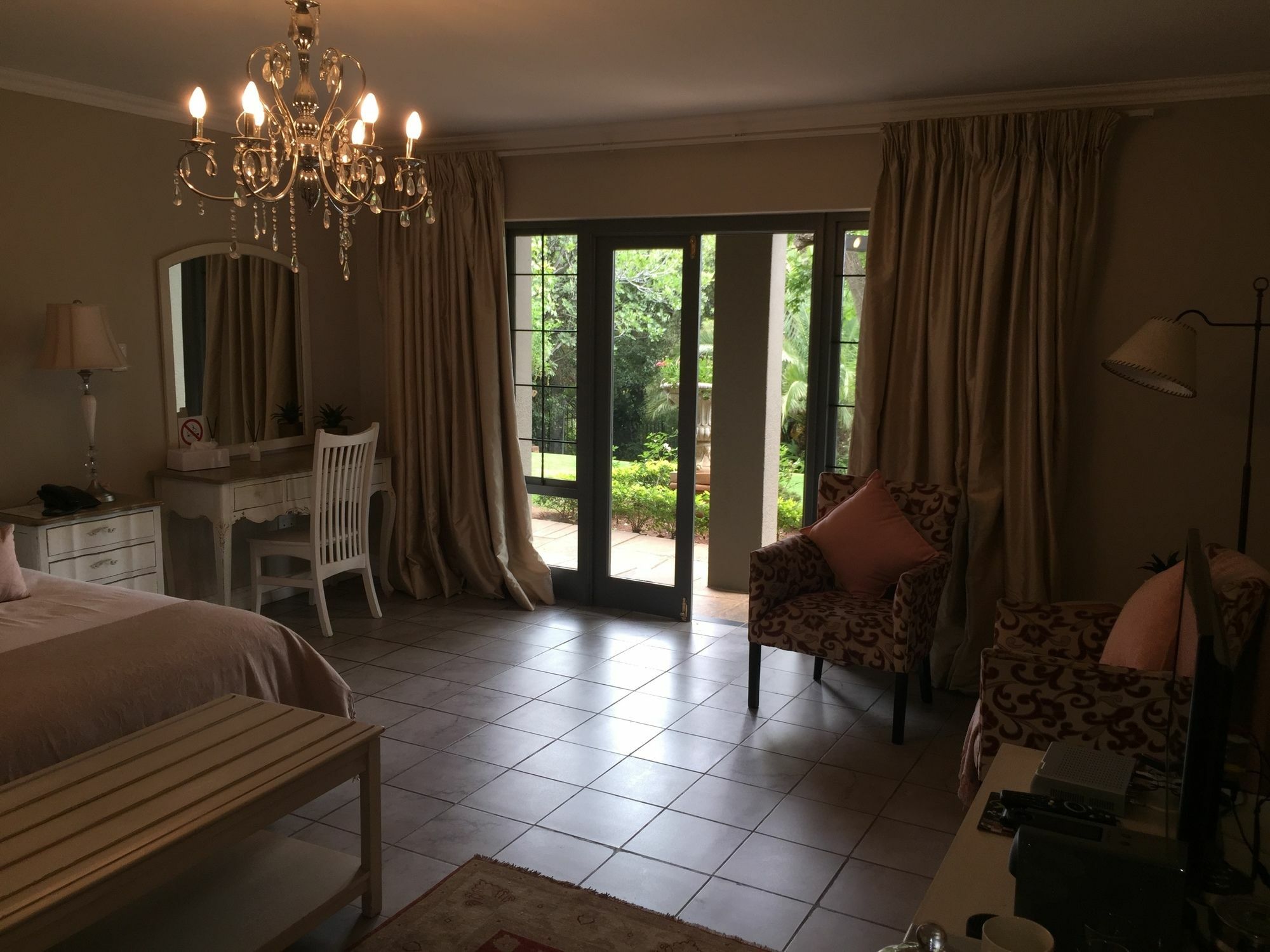 Amoris Guest House-Waterkloof Ridge พริทอเรีย ภายนอก รูปภาพ